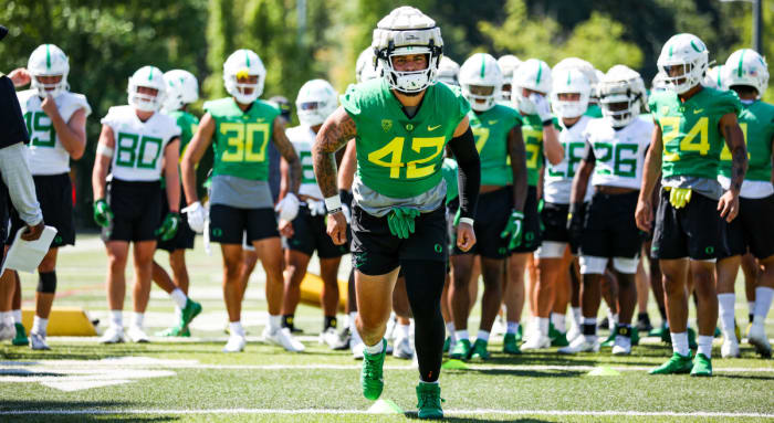 Oregon Ducks linebacker Jackson LaDuke in practice.